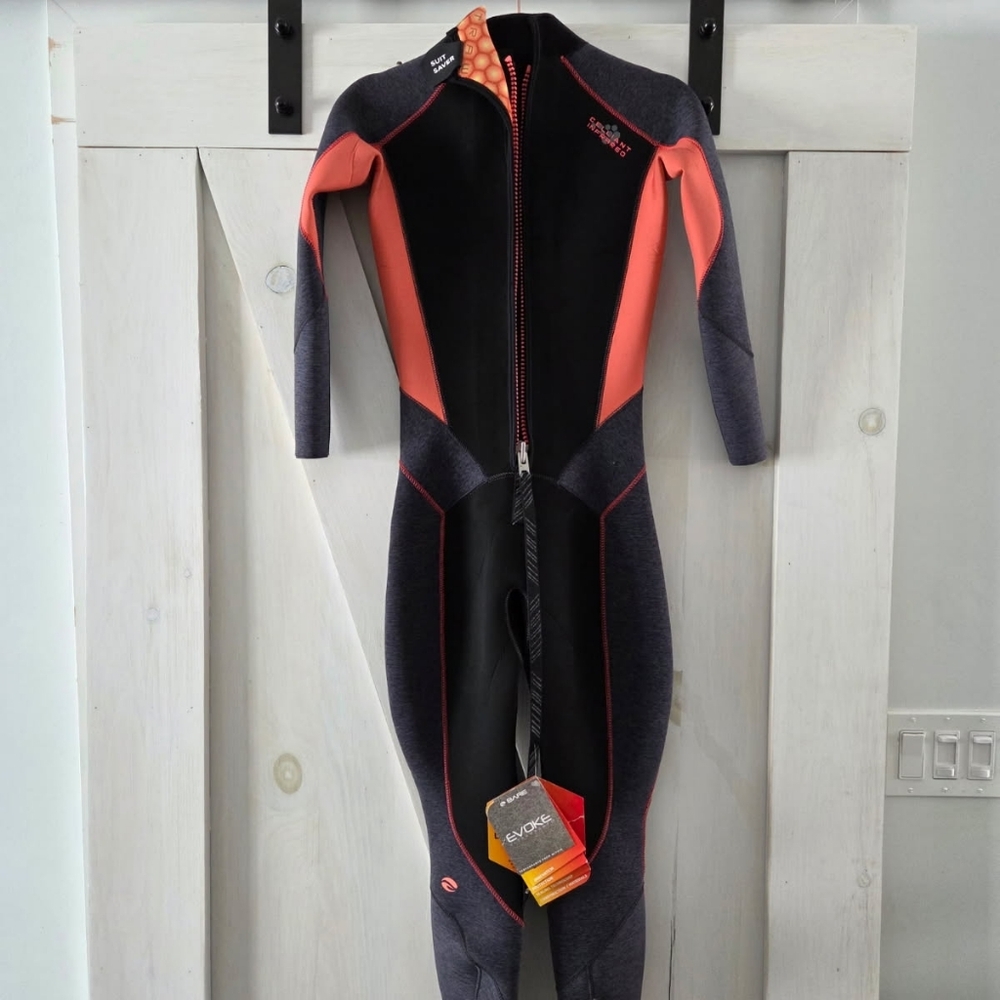 Women's Black and Red Wetsuit - Picture 8 of 8